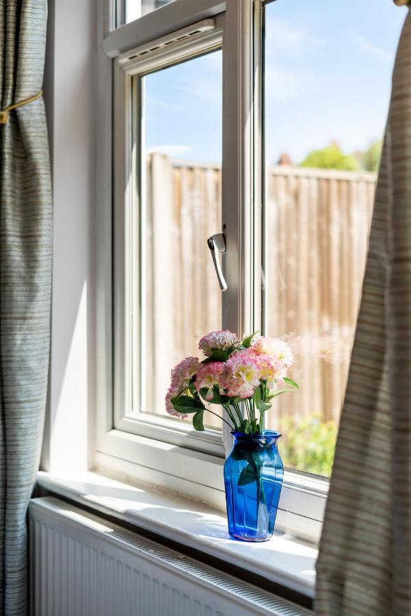 Lovely Garden Apartment In Wimbledon Town Centre With Private Parking By Wimbledon Holiday Lets London Exterior photo