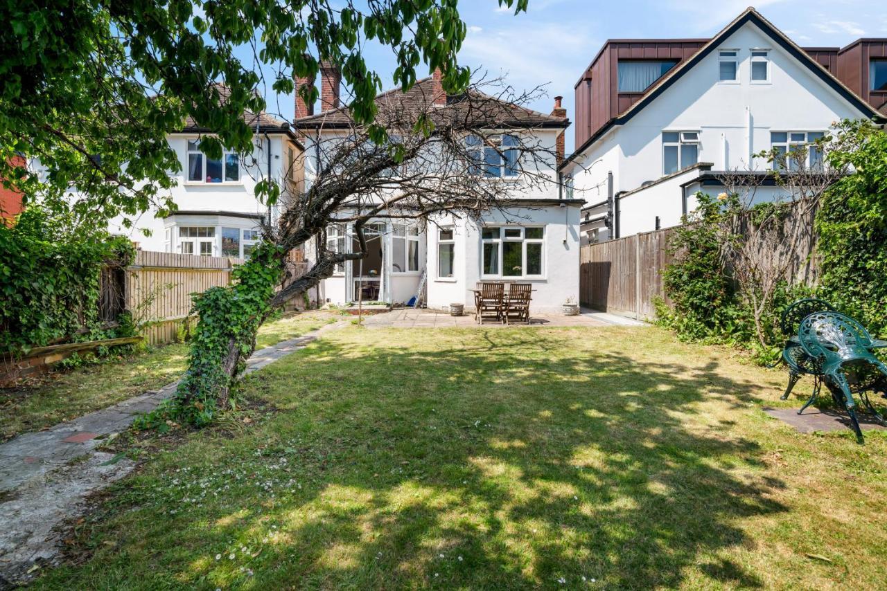 Lovely Garden Apartment In Wimbledon Town Centre With Private Parking By Wimbledon Holiday Lets London Exterior photo