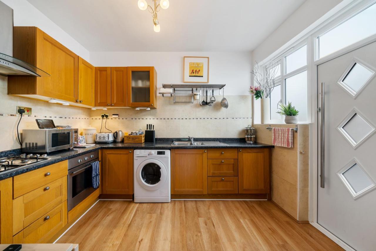Lovely Garden Apartment In Wimbledon Town Centre With Private Parking By Wimbledon Holiday Lets London Exterior photo