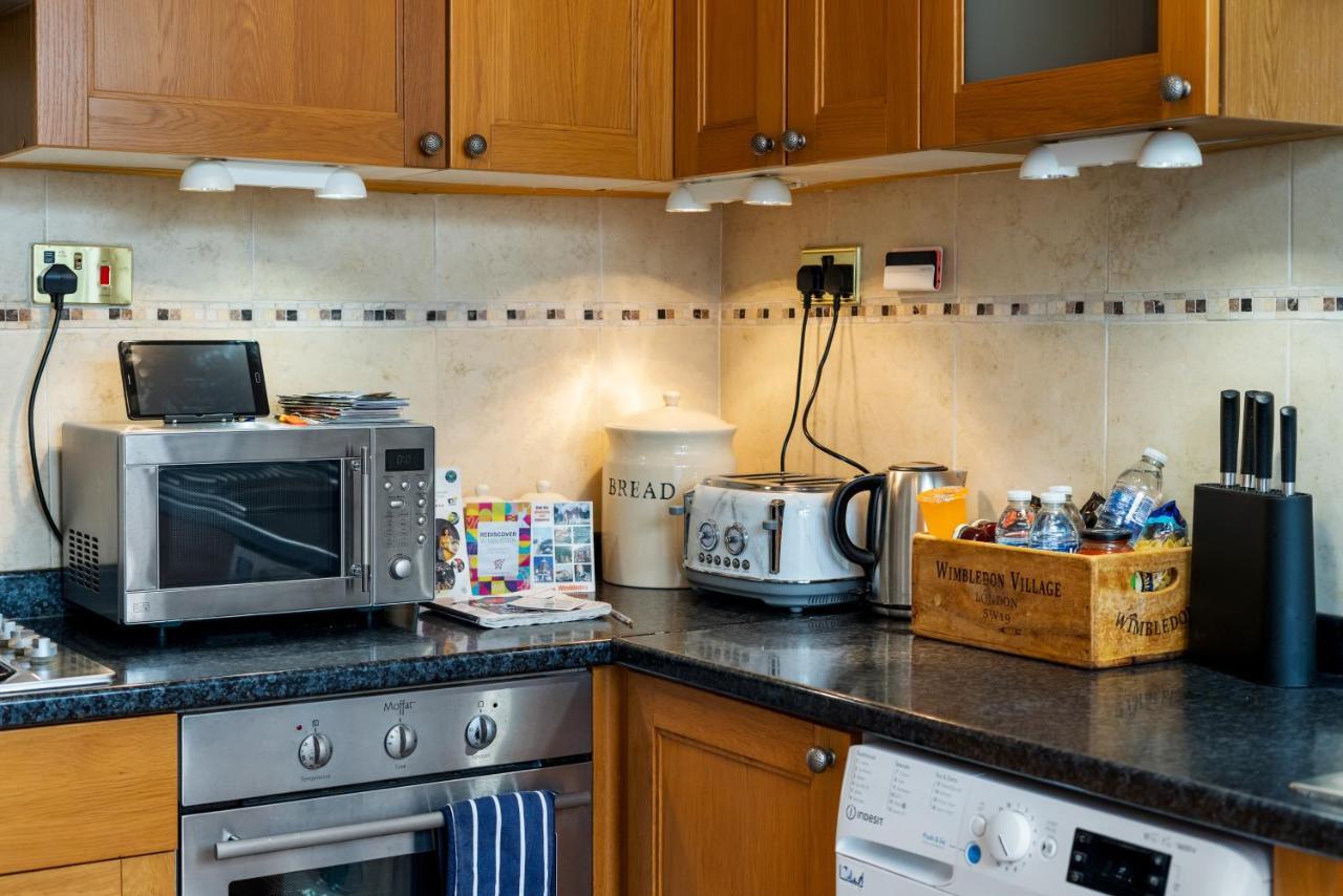 Lovely Garden Apartment In Wimbledon Town Centre With Private Parking By Wimbledon Holiday Lets London Exterior photo