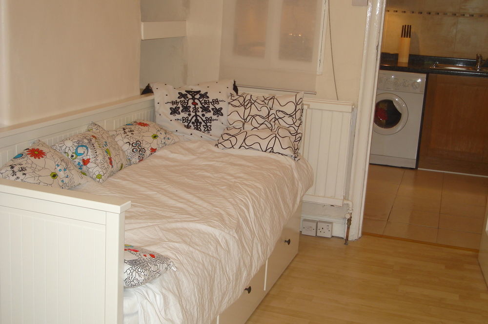Lovely Garden Apartment In Wimbledon Town Centre With Private Parking By Wimbledon Holiday Lets London Exterior photo