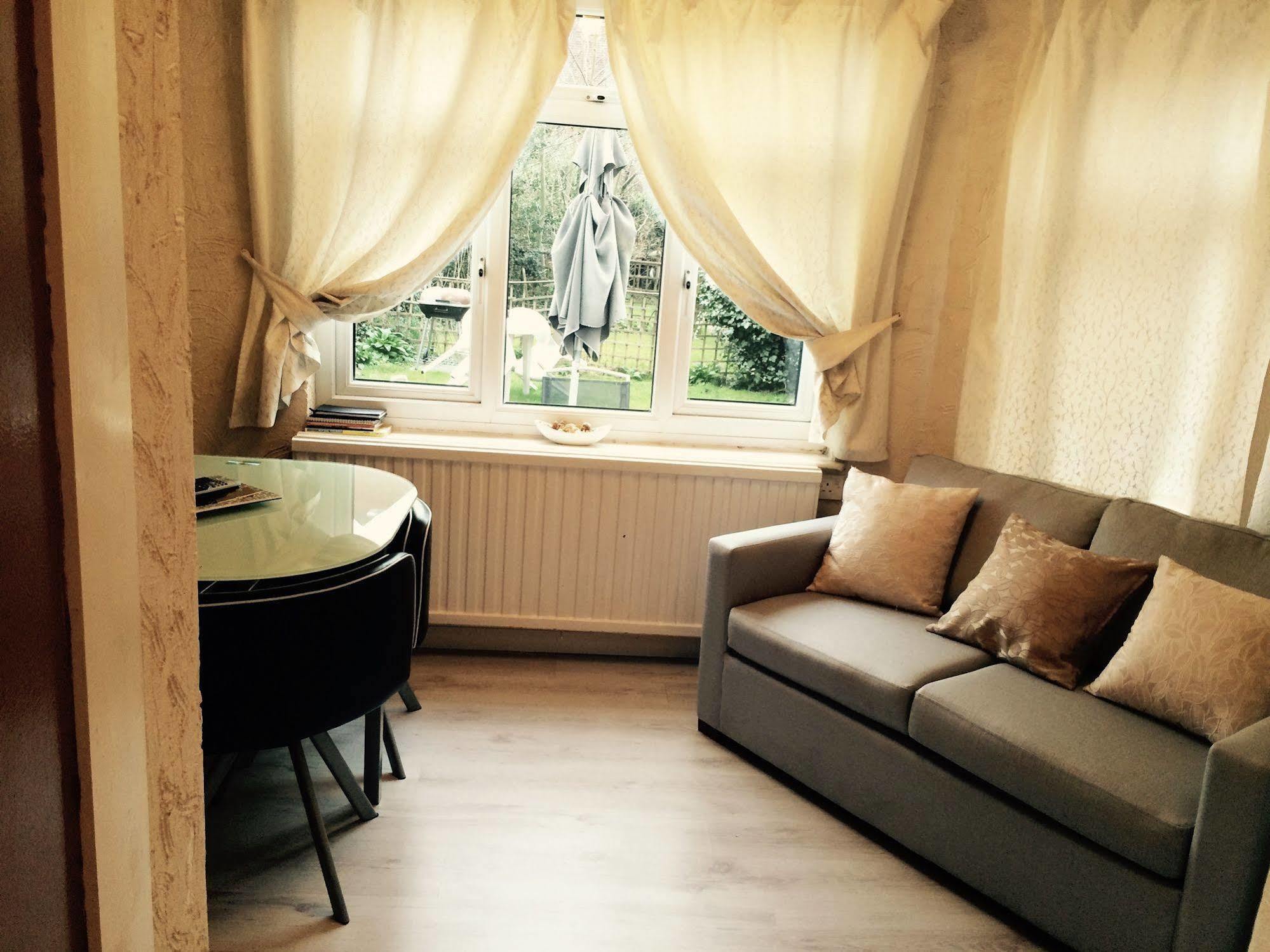 Lovely Garden Apartment In Wimbledon Town Centre With Private Parking By Wimbledon Holiday Lets London Exterior photo
