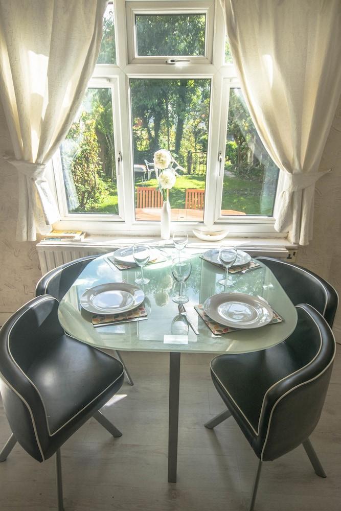 Lovely Garden Apartment In Wimbledon Town Centre With Private Parking By Wimbledon Holiday Lets London Exterior photo