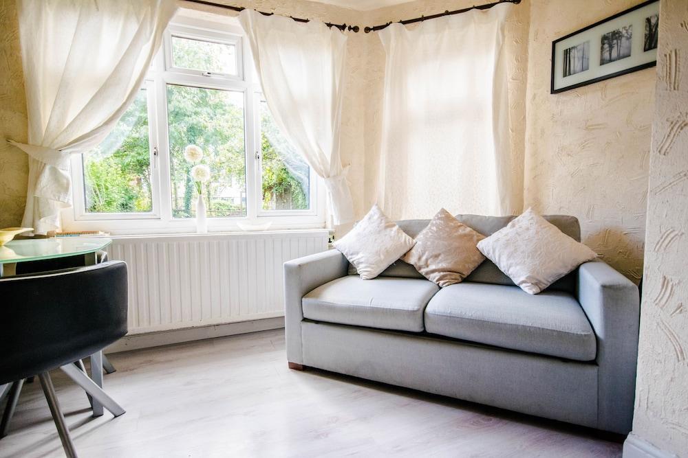 Lovely Garden Apartment In Wimbledon Town Centre With Private Parking By Wimbledon Holiday Lets London Exterior photo